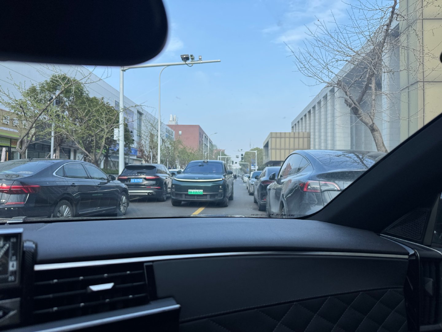 每次看到这种情况，我就想还好旁边不都是大车，我瘦还能贴贴，我DS9车宽好像186