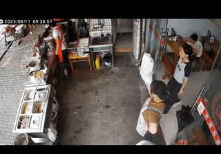 年轻男子骑车突然失控，径直撞向了路边的早餐店！
虽然并没有撞到人，但是早餐店主可