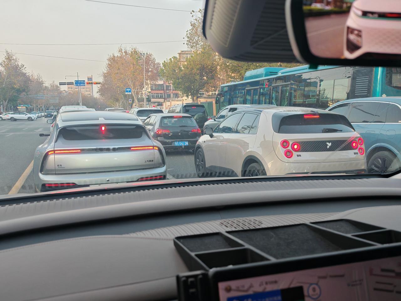 同时见到两台小众的车