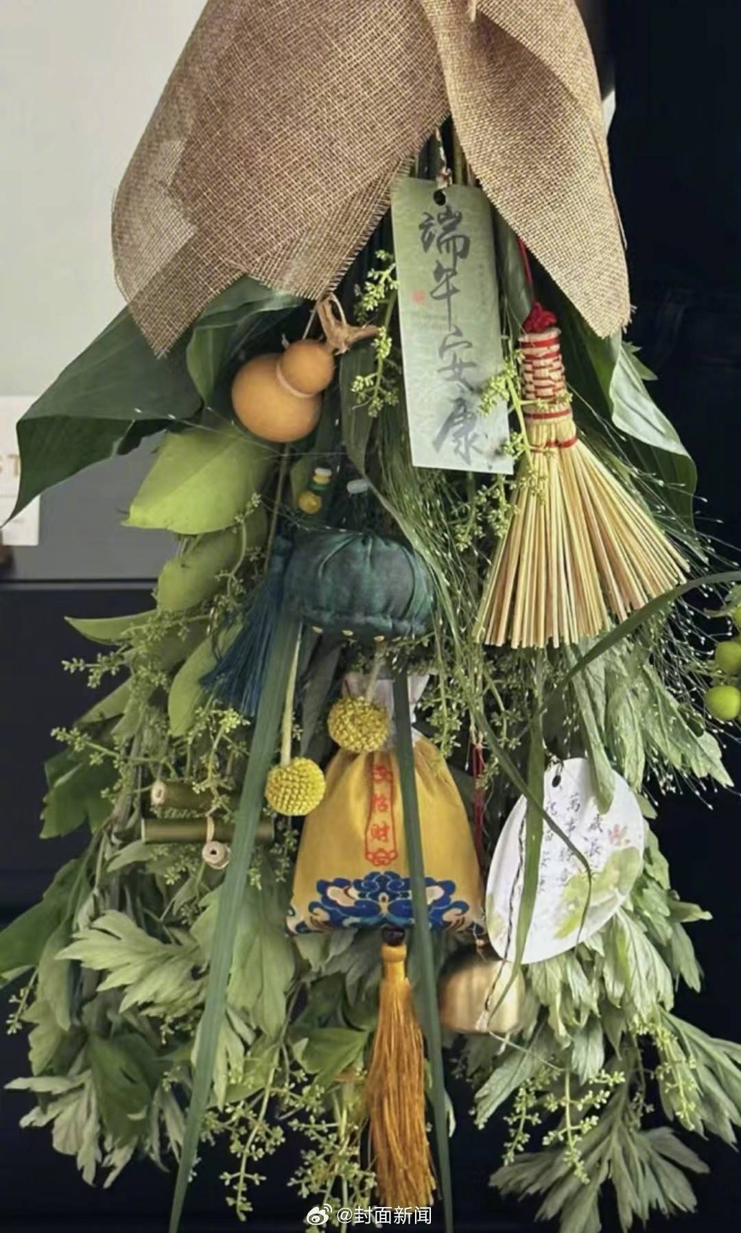 【#新式艾草花束最高卖到了400元# 你会怎么选？】端午节到了，新式的艾草花束成
