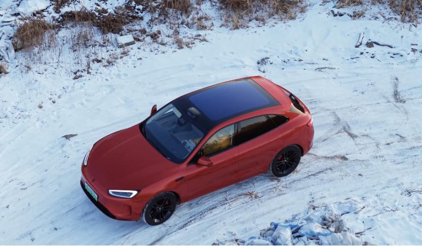 告别湿滑路面心慌！问界新M5 Ultra如何做到“稳如磐石”？
随着秋冬季交通安