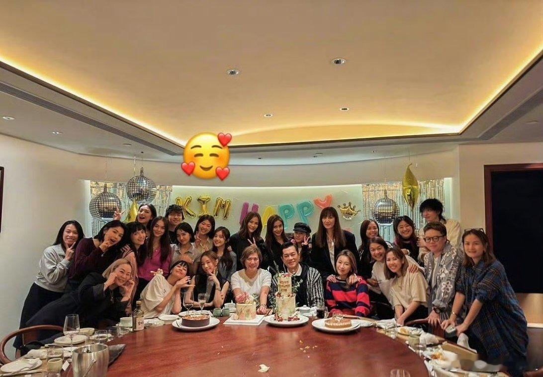 angelababy为经纪人庆生！经纪人见证了杨颖的所有成长，当然从结婚到离婚，