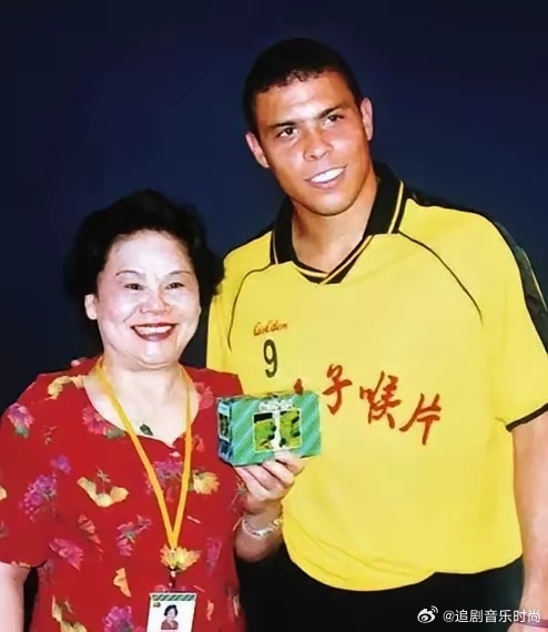 2003年，罗纳尔多来到中国，一个富婆对他说：“只要你陪我吃顿饭，我就给你30万
