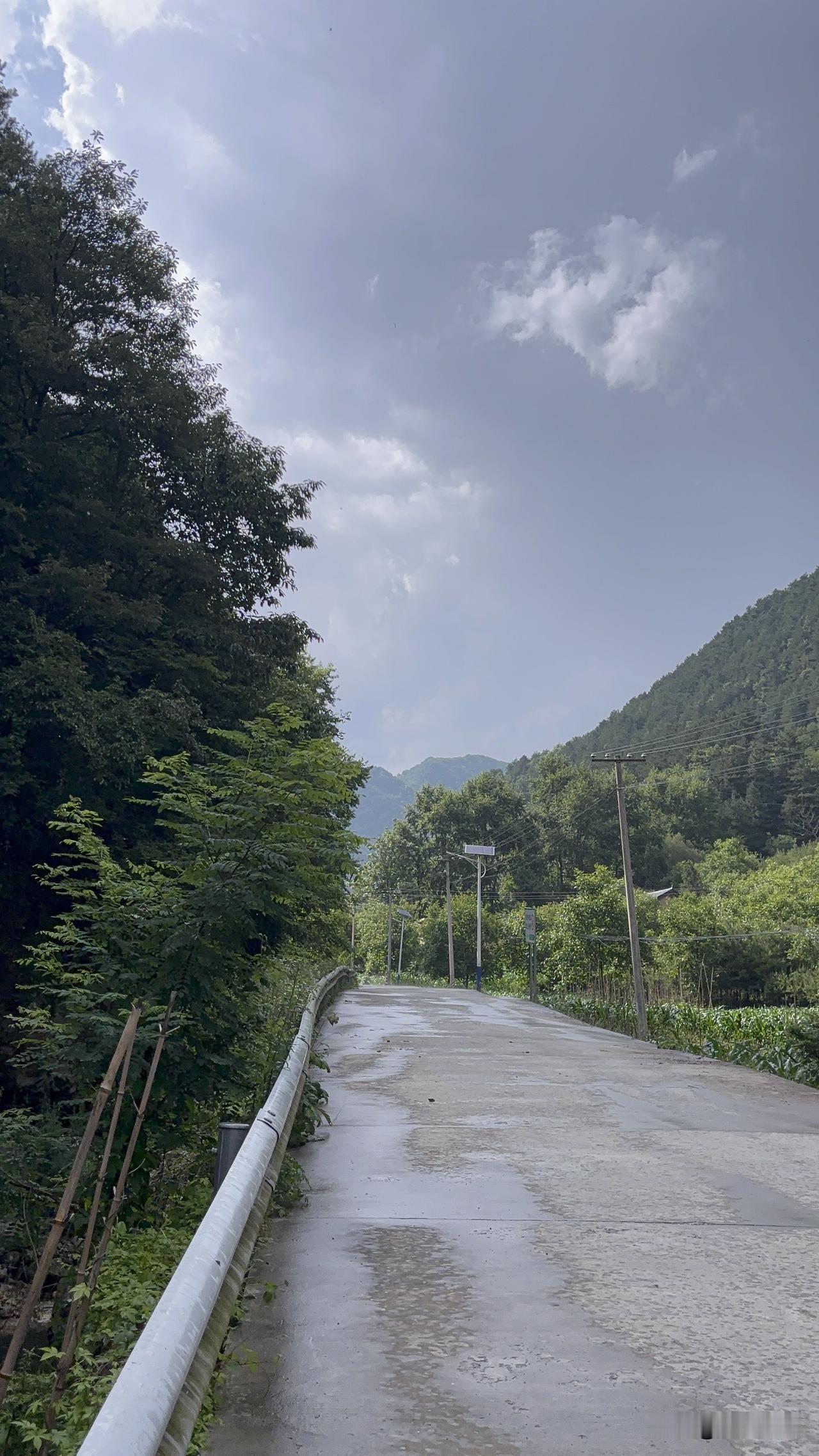 蓝田石船沟村，里面农家乐看着还不少，不过感觉没啥人，主要是这地方位置太远了，再加