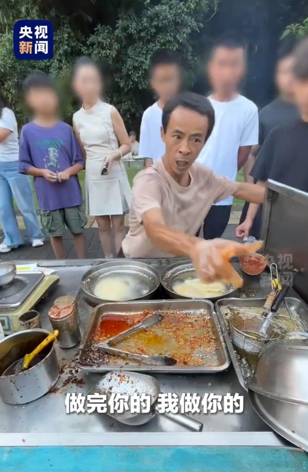 鸡排哥就是普通劳动人民最好的注解，热情、勤奋、正能量，说话相当有水平，整个人都在