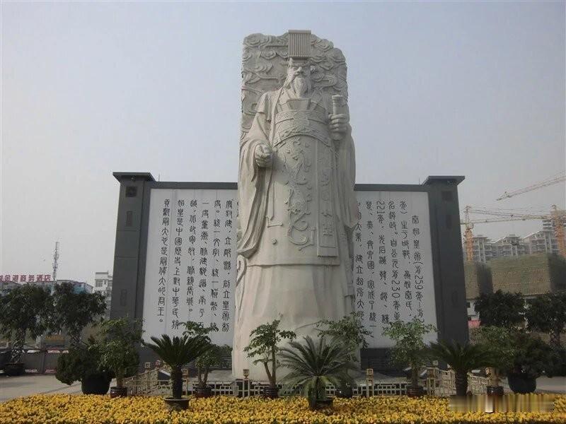 一女性朋友问月收入5万的她，应该找多大男士？
找年轻的没钱的，或者找有钱的老的，