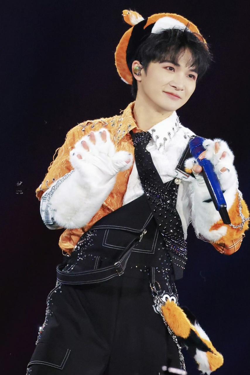 周深的梗真的自带暴击！介绍周可可和周嫑嫑这段笑到打鸣！可可不好意思拒人，居然是平