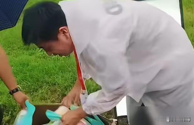 听说董老二去吉林前，
偷偷把“雨神”的行程表给撕了。
吉林那三天，天就跟漏了似的