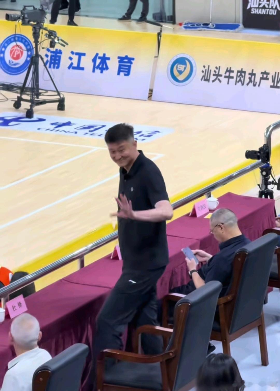 粤BA迎来八强附加赛，杜锋指导现身汕头观看了汕头VS云浮队焦点对决 