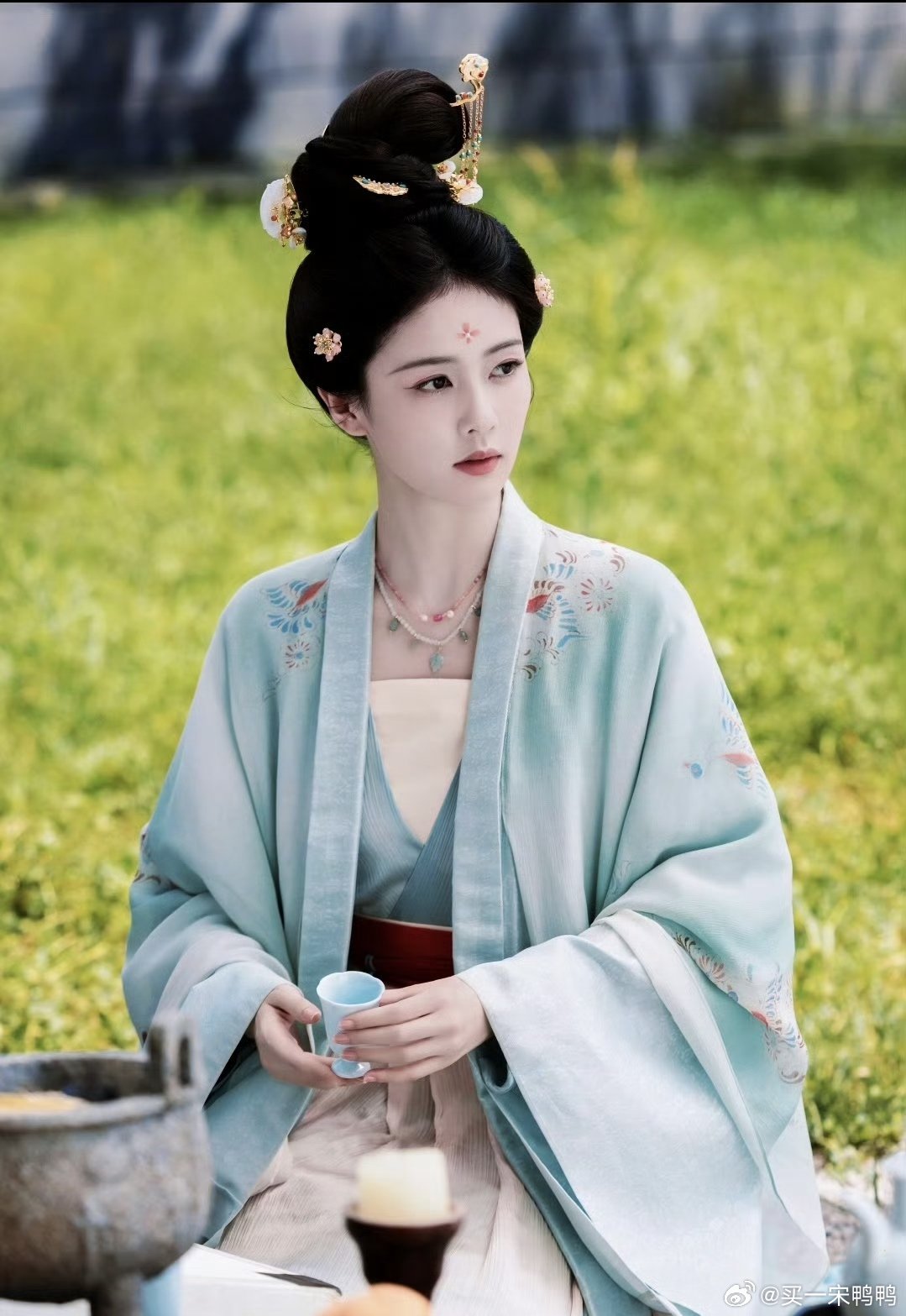 白鹿身世最复杂的角色来了白鹿 被困深山八年，叶璃早已藏起软肋，满身重担压身，连笑
