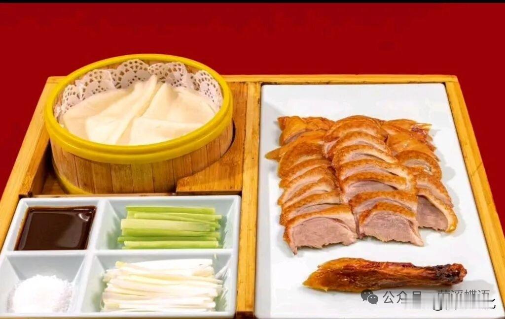 烤鸭这种食物，其实源于满族人。“满汉全席”中的“挂炉山鸡”就类似于烤鸭。满清政权