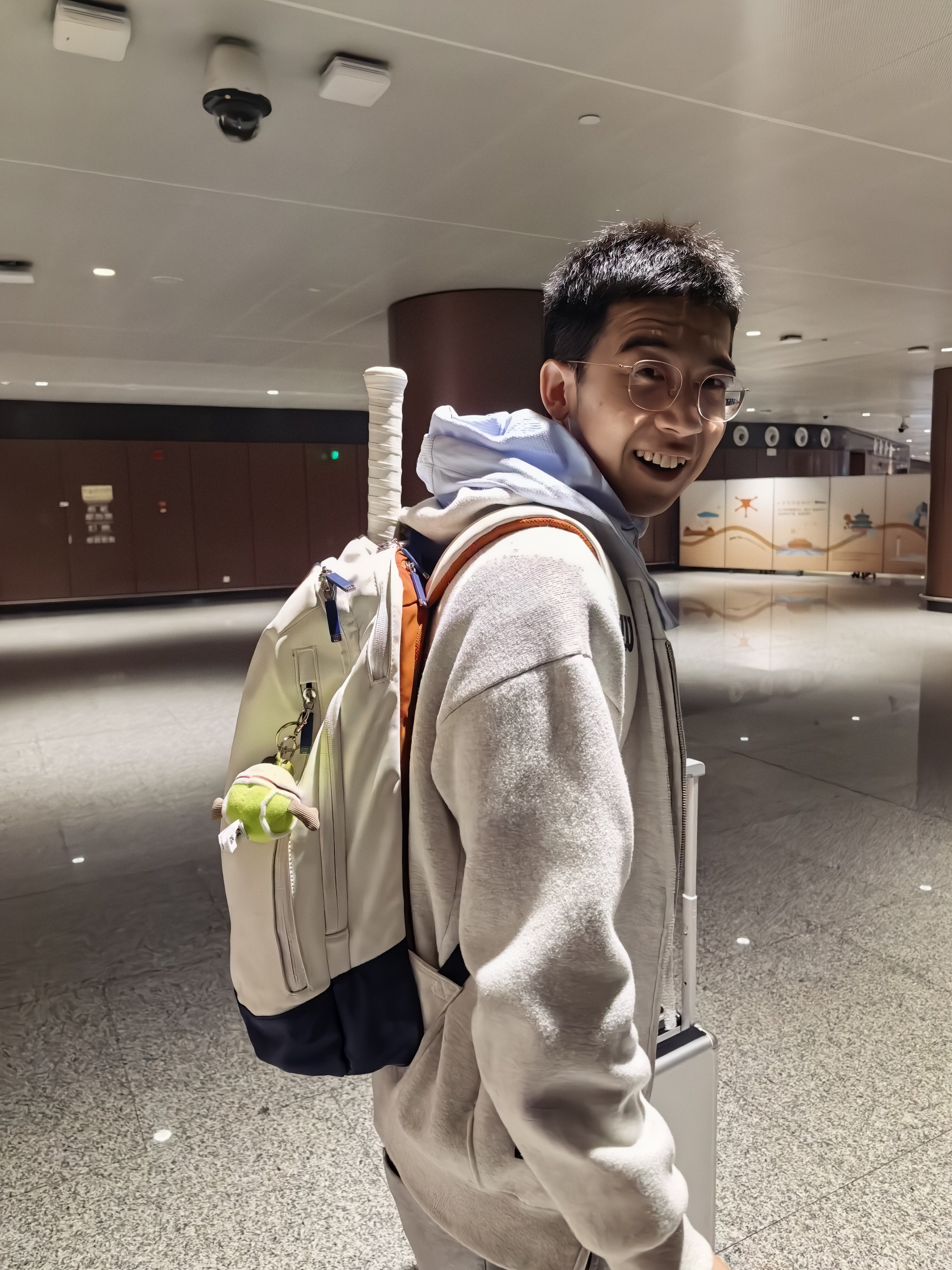 第一次带网球拍出差这次要去五天，间隔太长了，决定在深圳约个户外网球深圳这天气也太