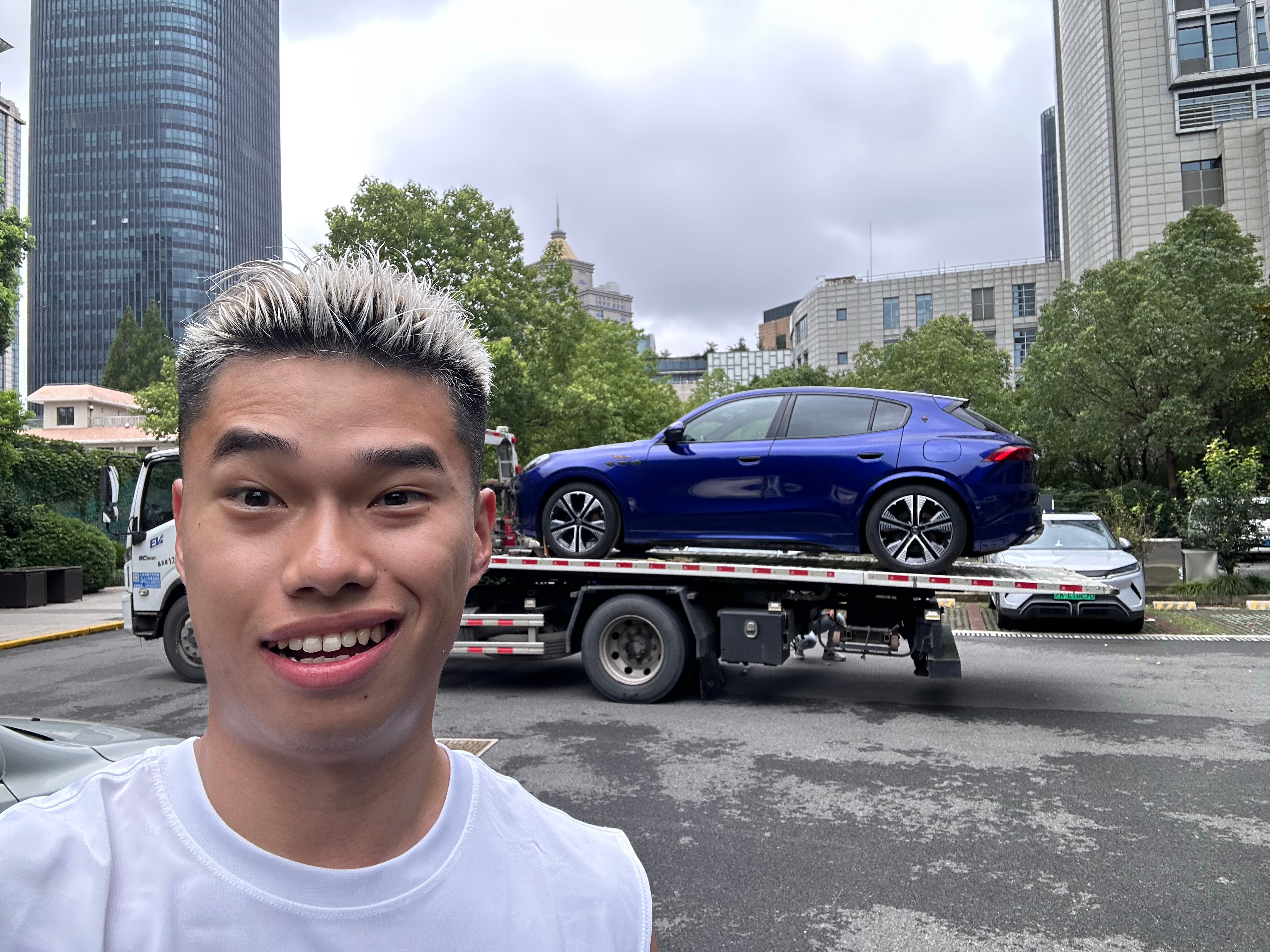 上午来公司接车，周末体验一下玛莎拉蒂送来的试驾车[哈哈] ​​​
