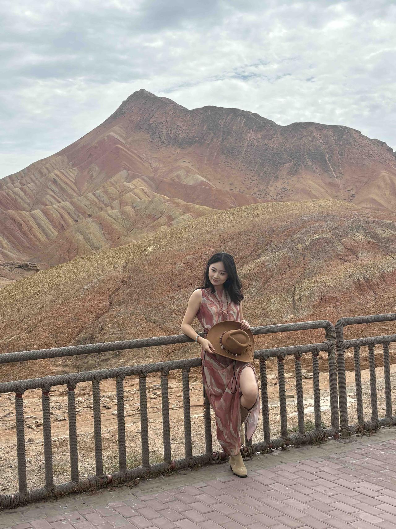 赤色山河，丹霞如画。这片山丘色彩斑斓，像是画出来的。
穿行其间，仿佛漫步于一部厚
