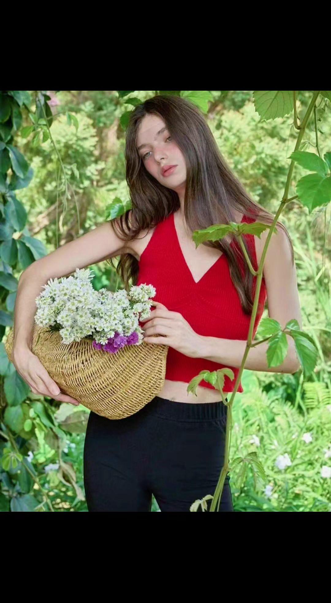 🌸藤蔓缠绕着夏天的秘密，红裙是跃动的火焰🔥。花筐盛满星辰，连风都在悄悄窥探这