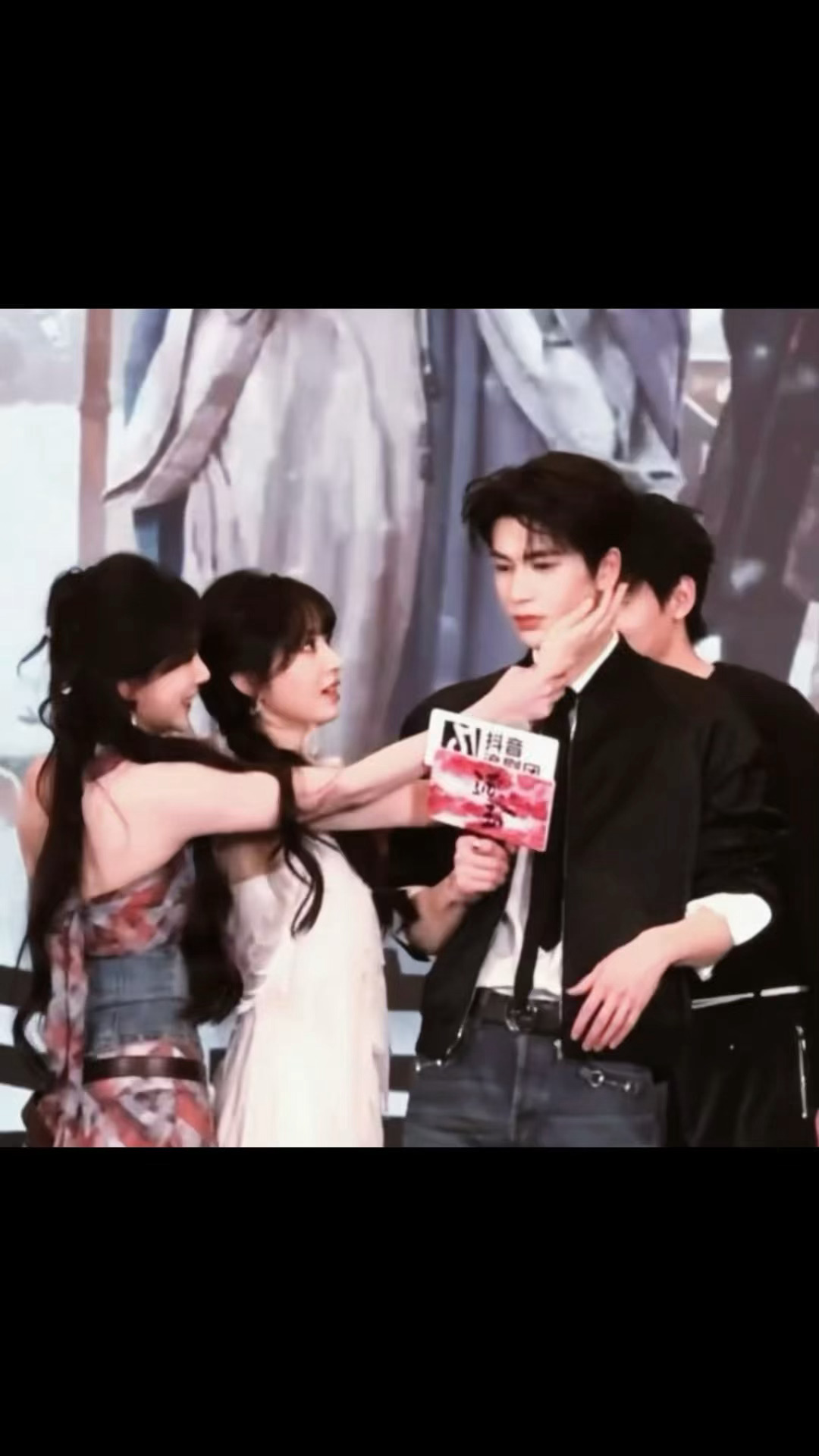 孔雪儿你好笑，简直在演我磕 CP孔雪儿 给我亲