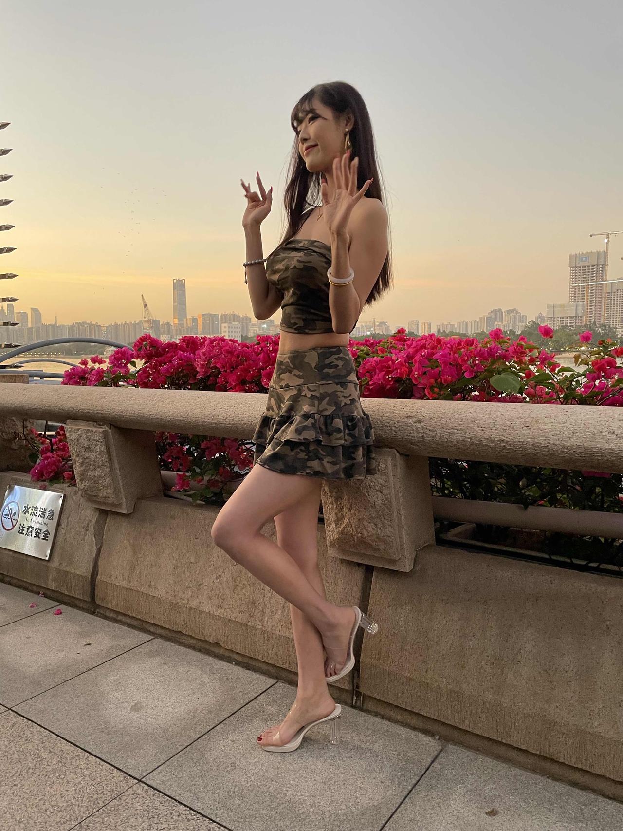 夕阳下的城市天际线，少女倚栏欣赏，花团锦簇，美不胜收。