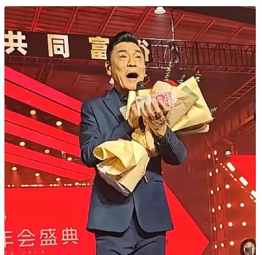 屠洪刚又被当成霸王茶姬老板了。

我刷到条老梗，说他穿着戏服站在门店门口就是创始