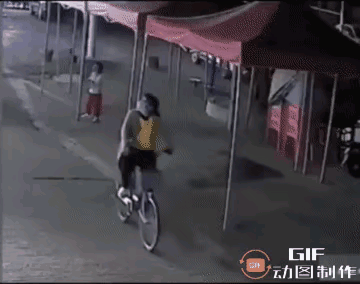 这需要多大的勇气才能接住从空中掉下来的这个孩子，这个男子太厉害了[赞]

第一个