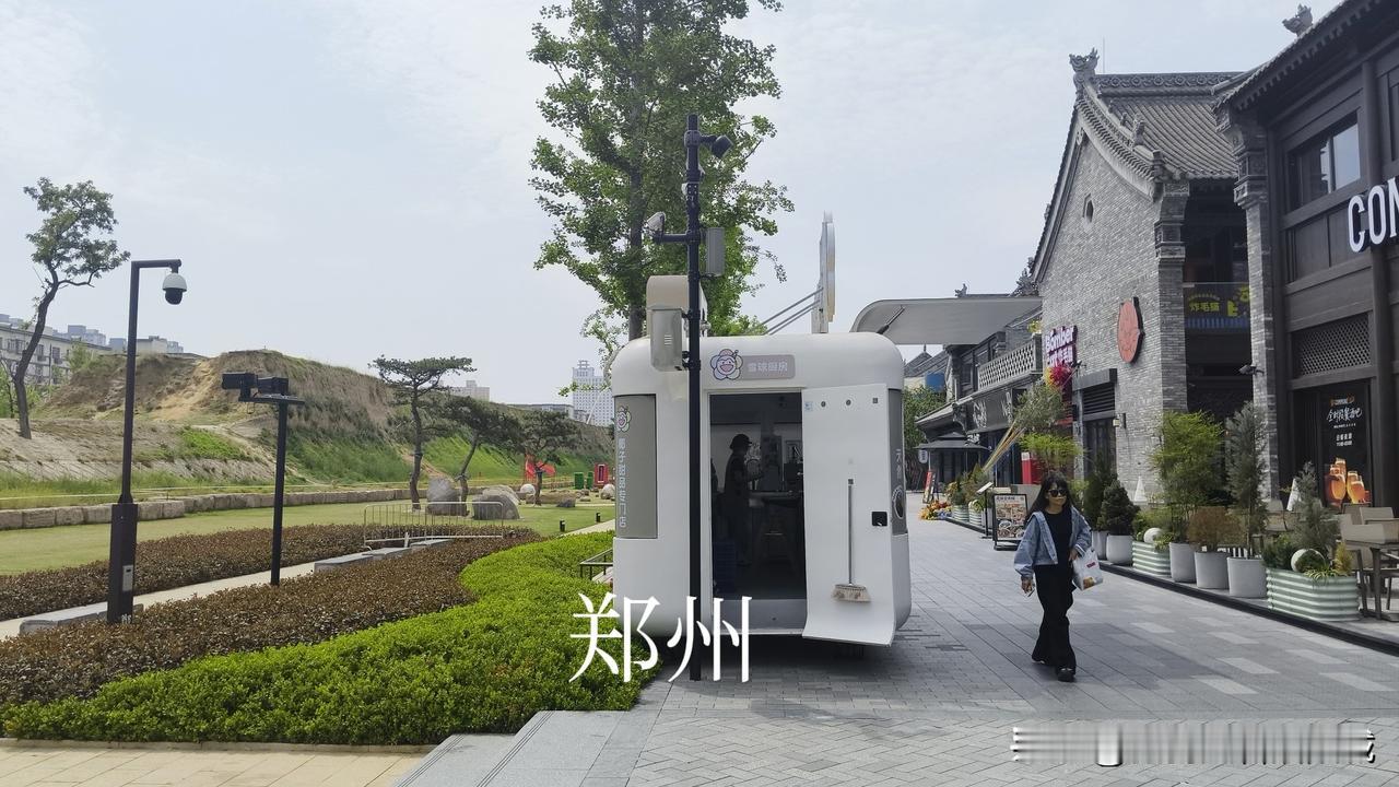 郑州毕竟是省会、一线城市，看人家依托郑州商都城墙遗址新修建的“亳都新象”仿古一条