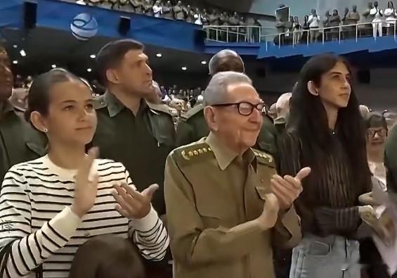 古巴前领导人劳尔·卡斯特罗在哈瓦那内政部的一场活动中罕见公开露面，并通过国家电视