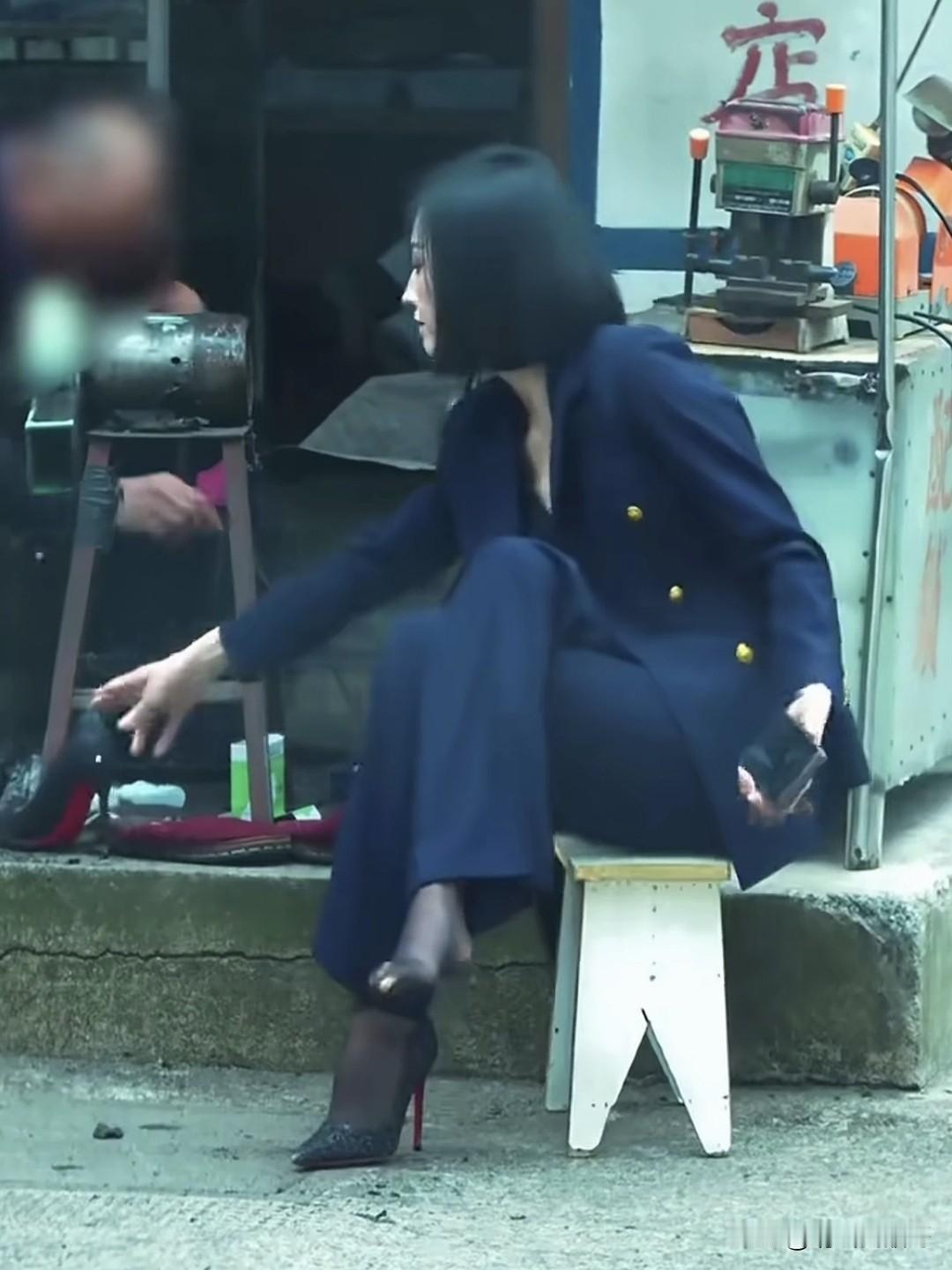 这么精致的美女也会在街边铺子修鞋吗？
