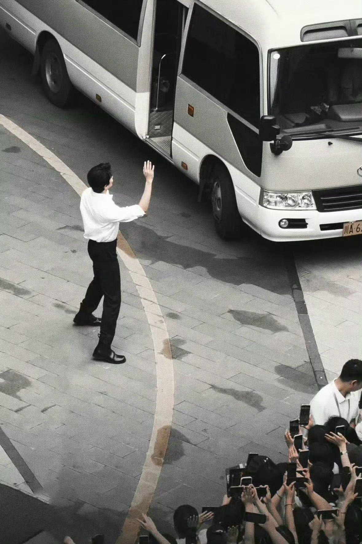 吴磊高干文男主感  任何西装在他身上都适合！这位完全是天生的daddy ～ 
