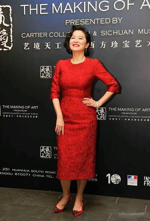 林青霞，一袭红裙出席活动，穿出了岁月与优雅的样子，红裙配波浪烫发，风情万种，温婉
