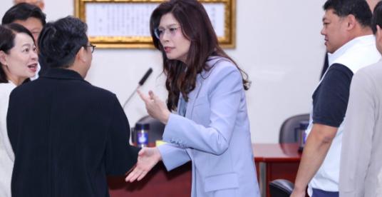 别看就8个人登机，这一架飞机抵得上十个航母战斗群！你真以为这就是一次普通参访、走