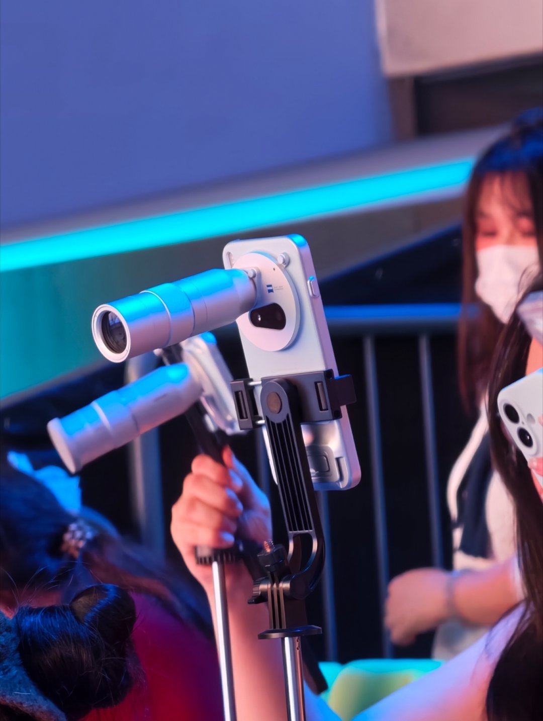 华为发布会，好多人用vivo增距镜应该是易烊千玺粉丝，真成追星神器了 