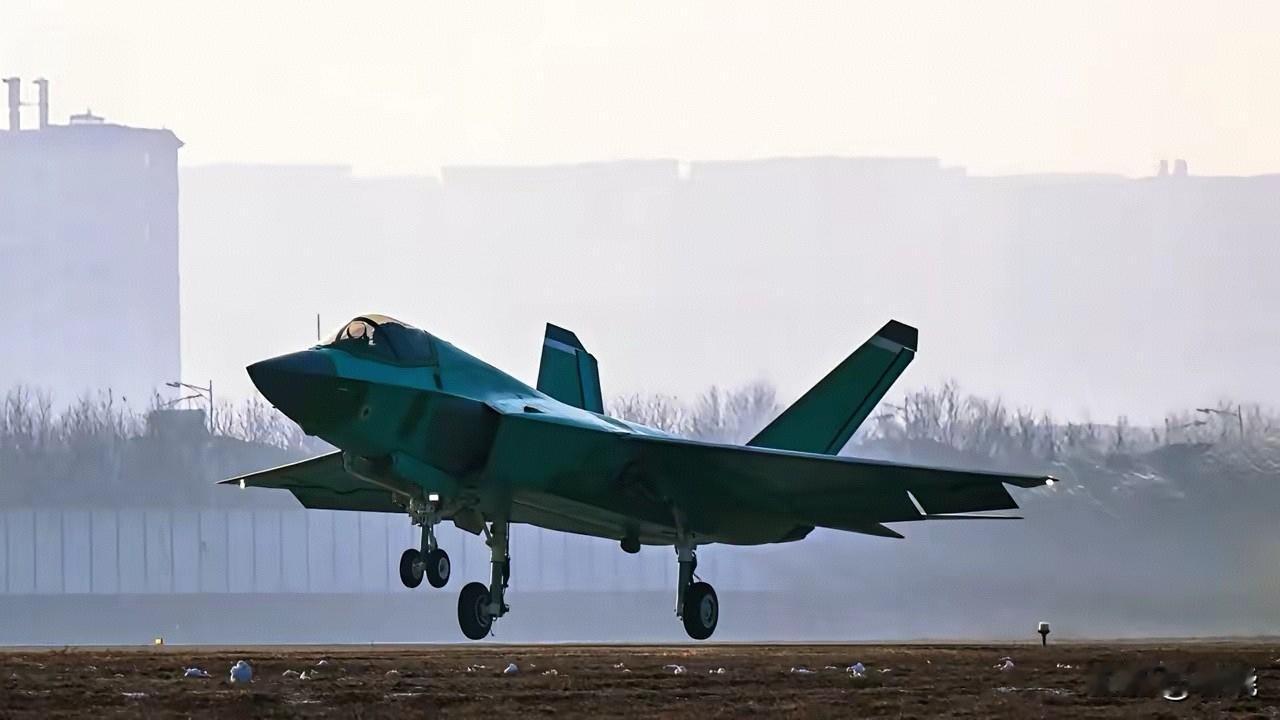 2026年沈阳以腾飞姿态开篇
       沈阳歼35完成2026年首飞，震撼画