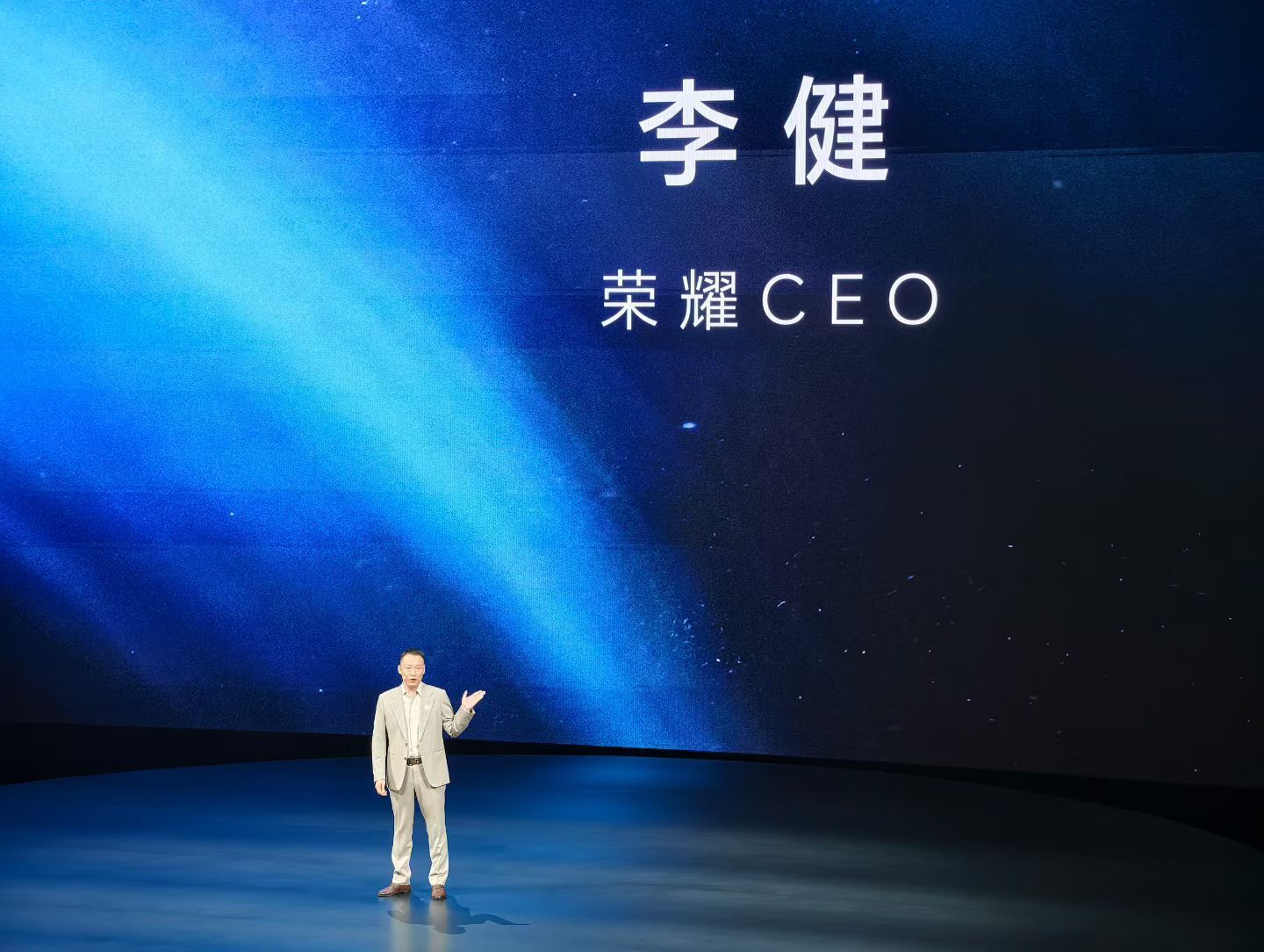 荣耀robot phone 是今年第四款让我觉得amazing的手机，前三款你们