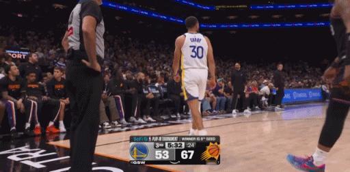 难了！库里一瘸一拐右脚明显不适！
在今天NBA附加赛对阵太阳的第三节比赛中，库里