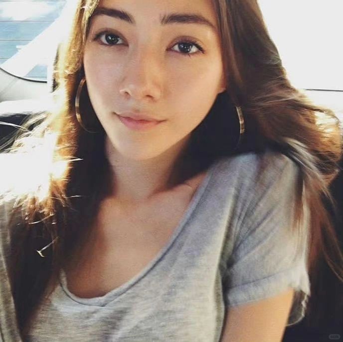 娜然有一种千禧年的美感