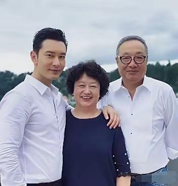 黄晓明遗传了爸妈良好基因，太帅了