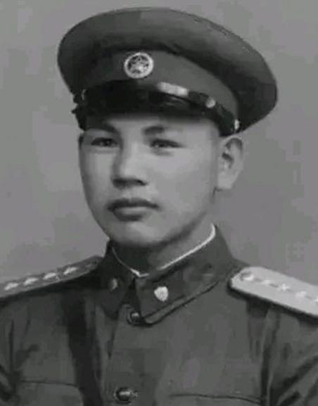 1945年，八路军在公路上伏击日军，排长见日军人数太多，就下令撤退，谁知一个小战