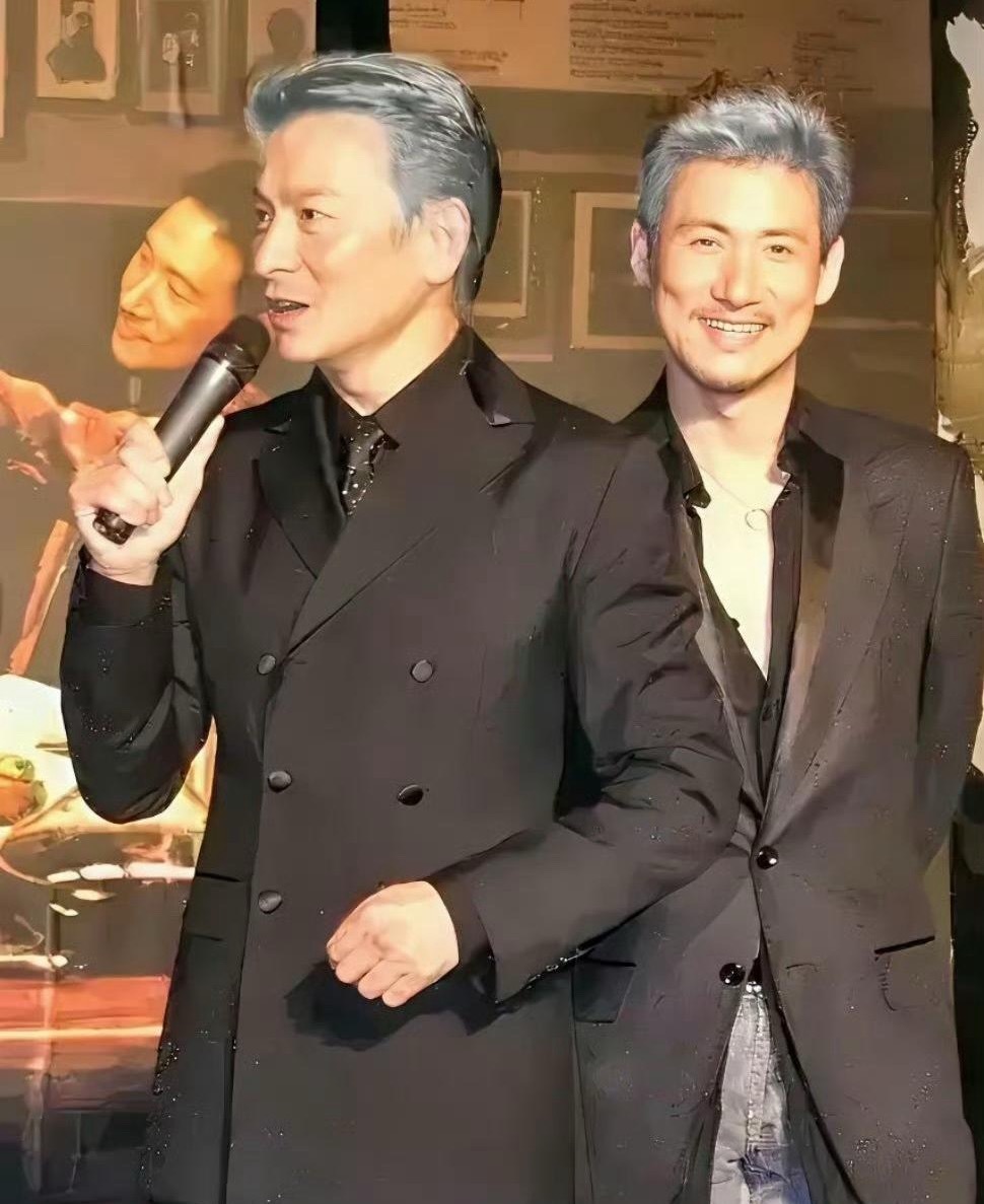 没想到刘德华张学友的白头发就很帅气了，梁朝伟一出现，妈呀，他更儒雅深沉帅气啦！ 
