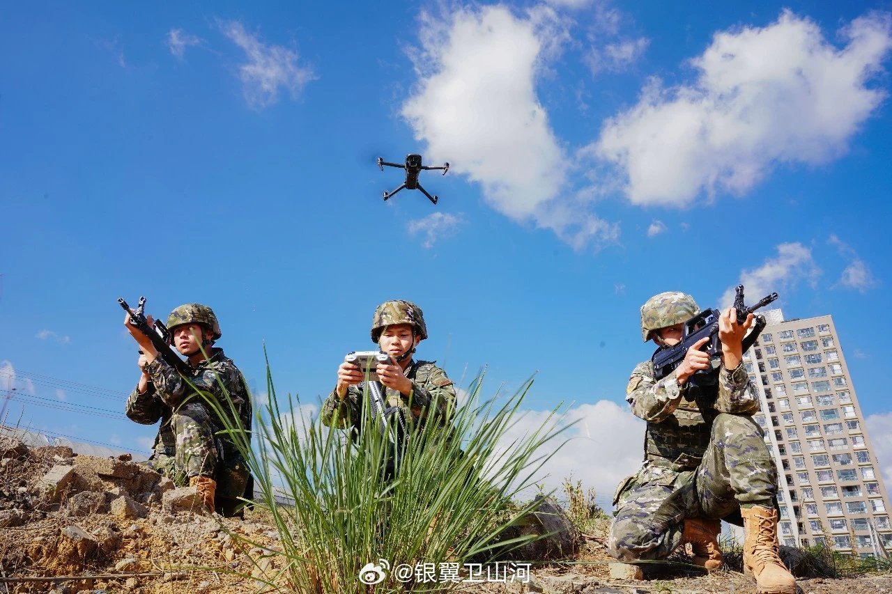 不必身披星光你们本身就是光保疆土安宁护百姓平安山河记得人民记得向中国军人致以最高