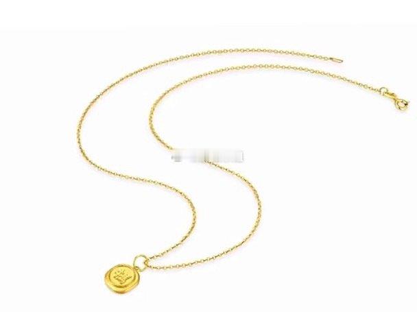 周大福牛马吊坠被指阴阳打工人牛马就牛马，能当金牌牛马那也是不容易但是这个项链吊坠