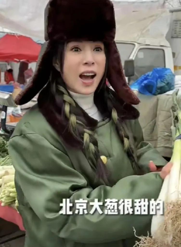 李若彤，太令人想不到了！

1月23日晚上，李若彤发布了一个视频，看到她在市集上