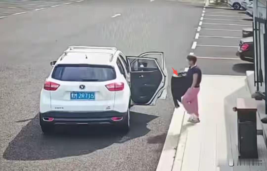 这对夫妇偷公厕，的扫把和垃圾桶 ，真逗，什么心态啊[不看]