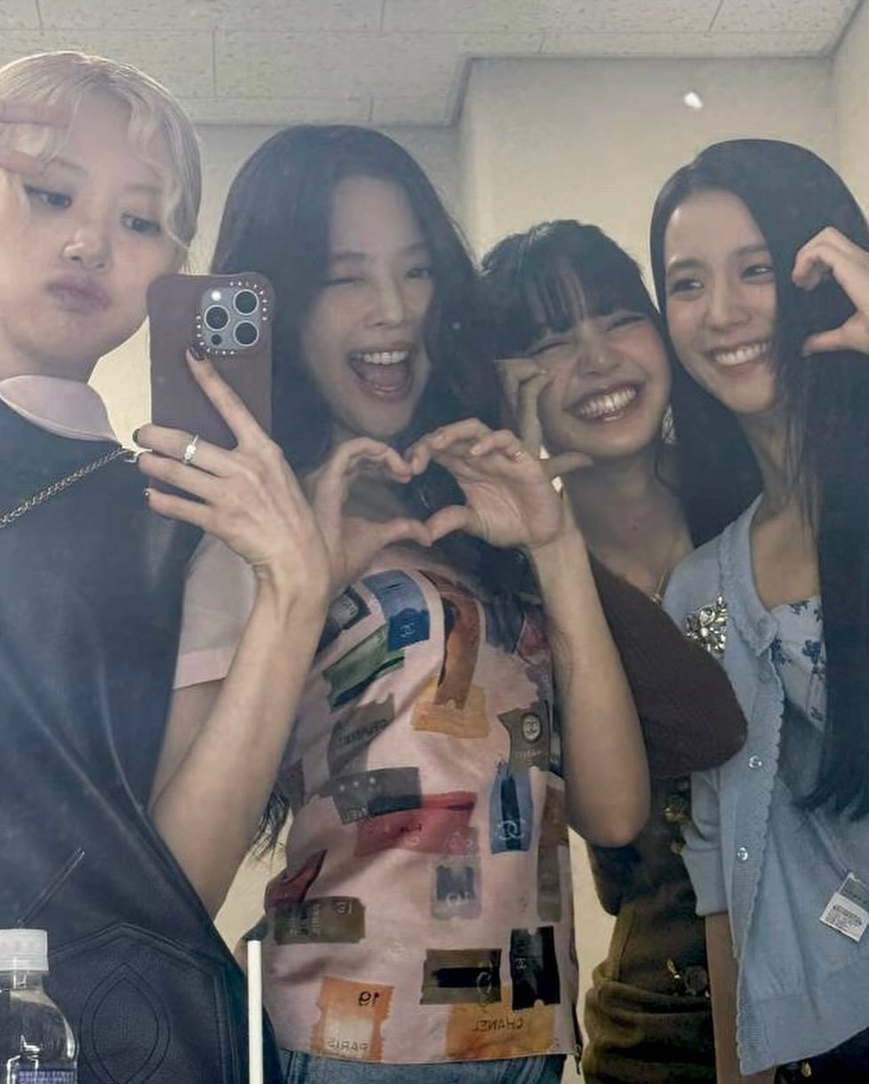 Jisoo ins更新🖤💖 ​​​