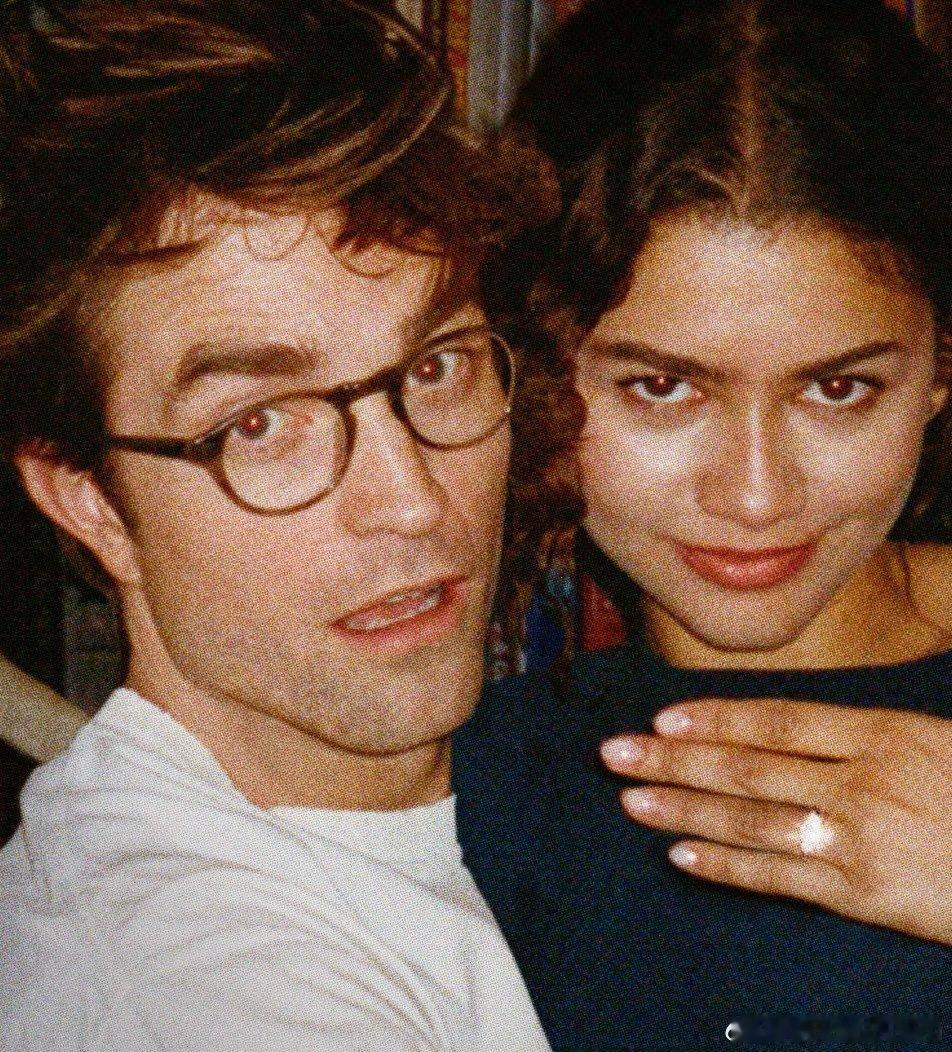 赞达亚之前一直没看过《暮光之城》，这次为了和罗伯特·帕丁森合作，才在《爱情抓马》