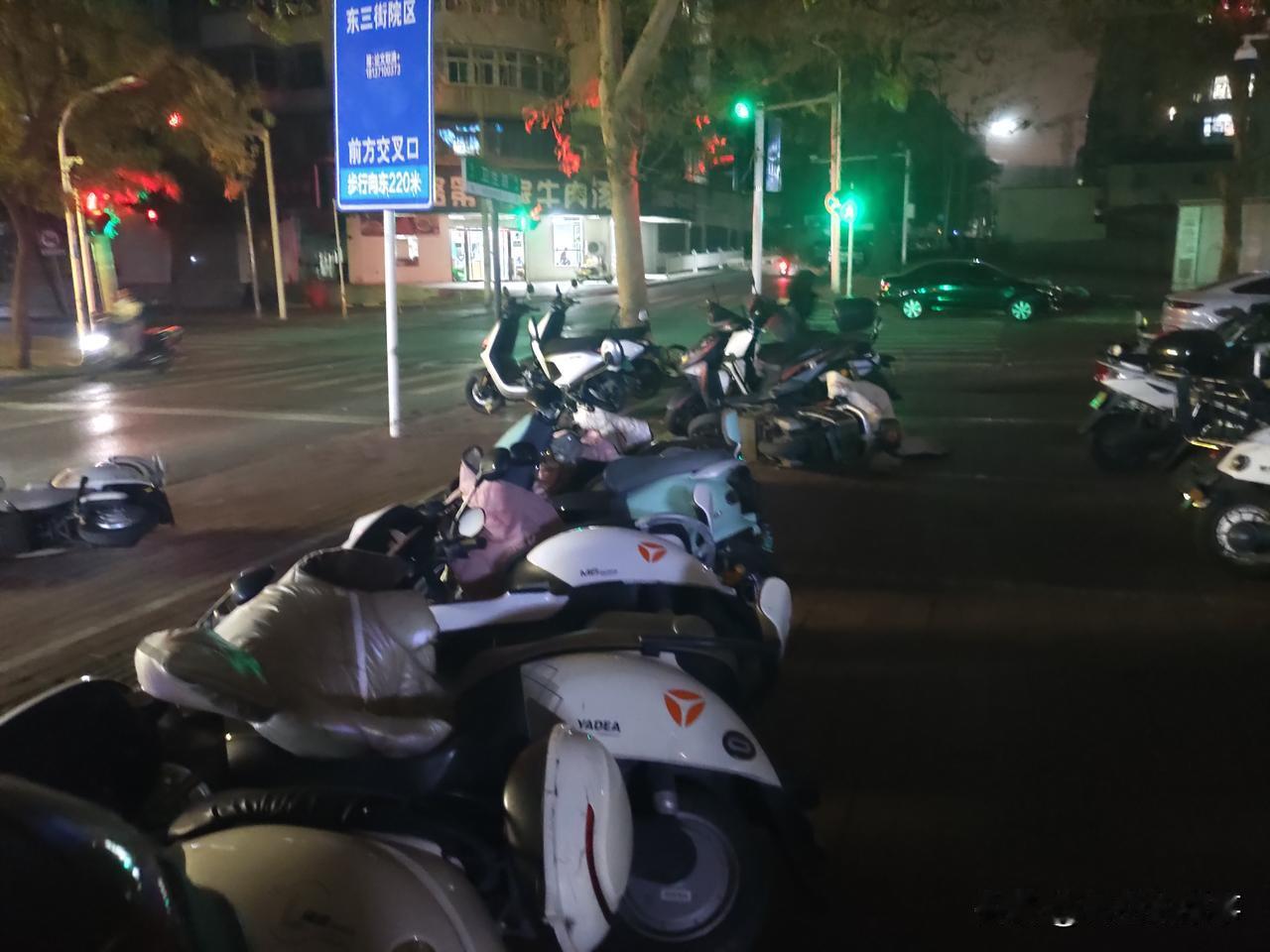 今晚郑州的风真大，楼下电动车撂倒了一大片……