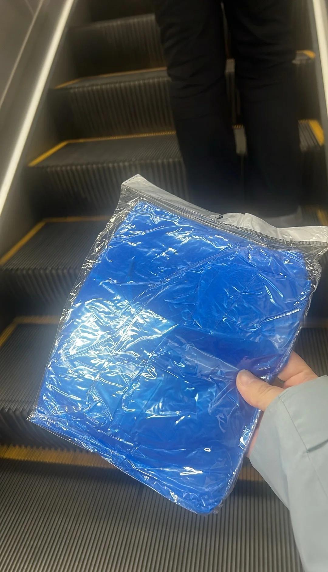 我大沈阳下雨天是能在地铁站领到雨衣的
我大沈阳下雨天是能在地铁站领到雨衣的[惊喜