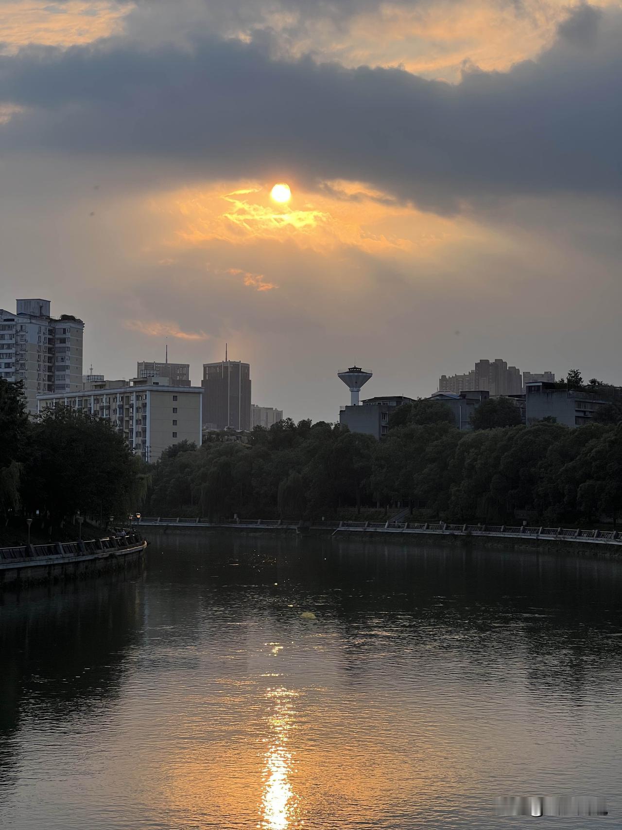 成都最美的季节只有秋天！
冬季的雾霾天气让人太无语了！