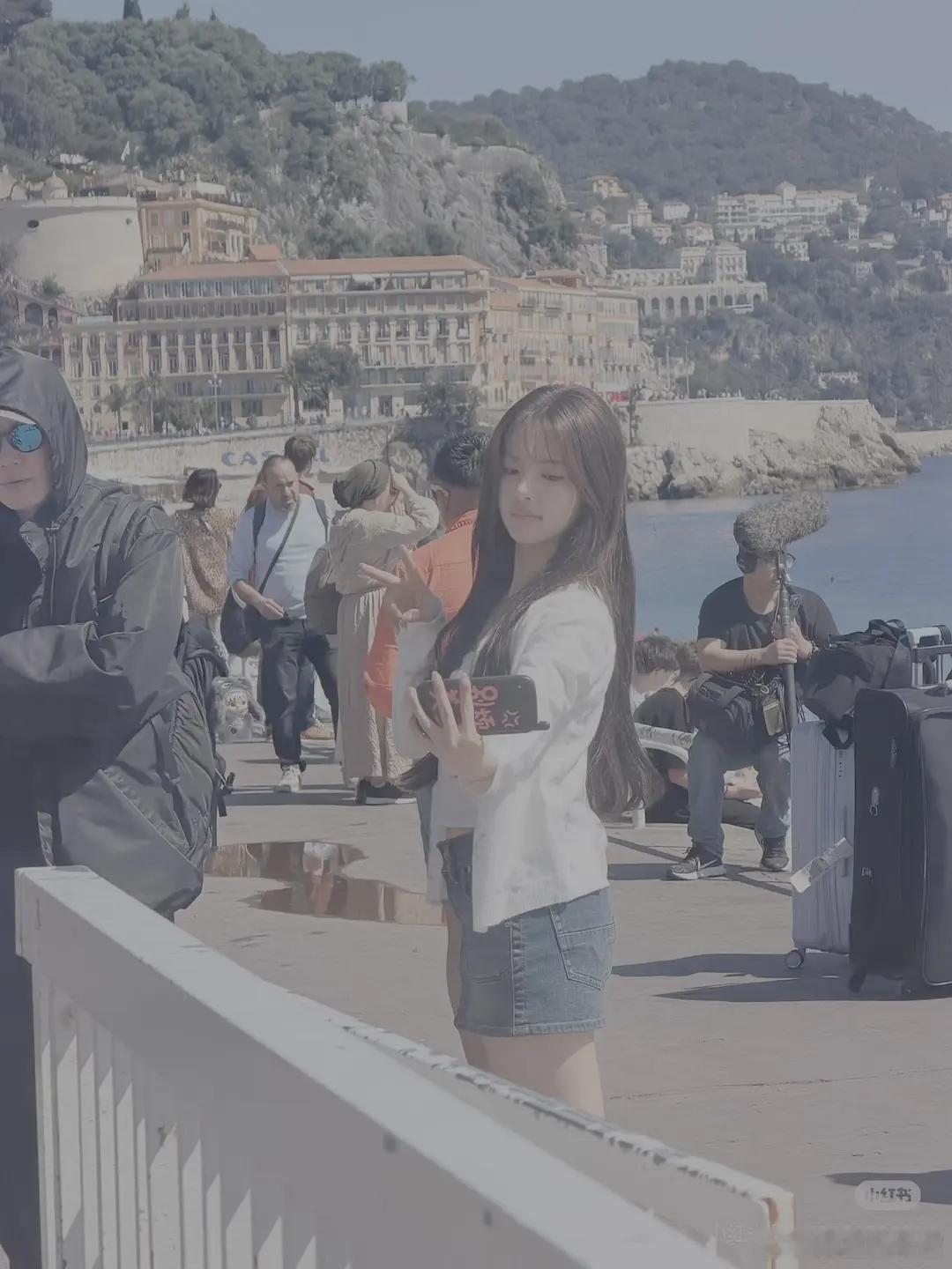 杨超越在法国被偶遇了，这张脸果然是老天爷赏饭吃