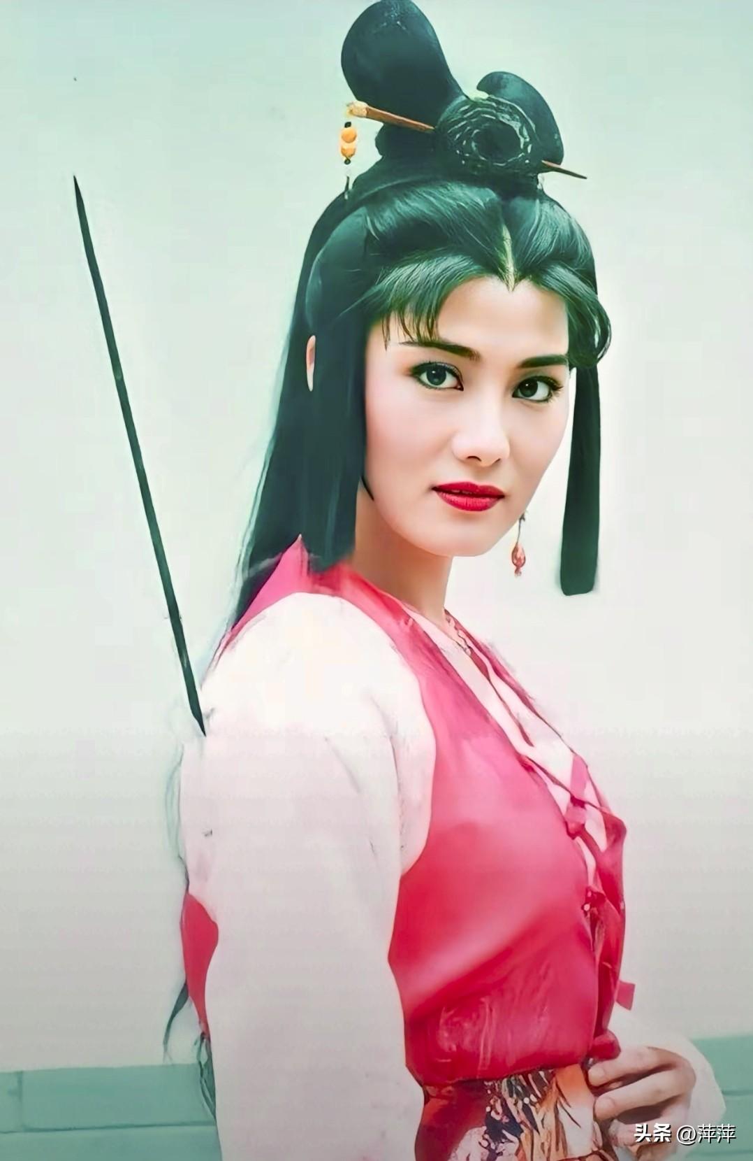 杨丽菁的经典古装剧照，一袭红白相间的侠女衣衫，搭配精致发髻与珠饰，眉眼间英气与柔