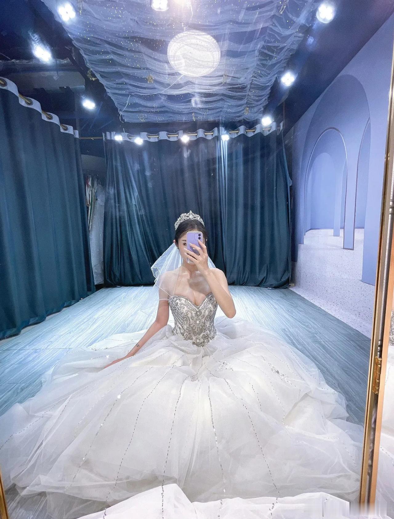 婚纱带上男朋友家婆婆将是绝杀，原因无非就是这3个
1，他说完打8折，你婆婆在旁边