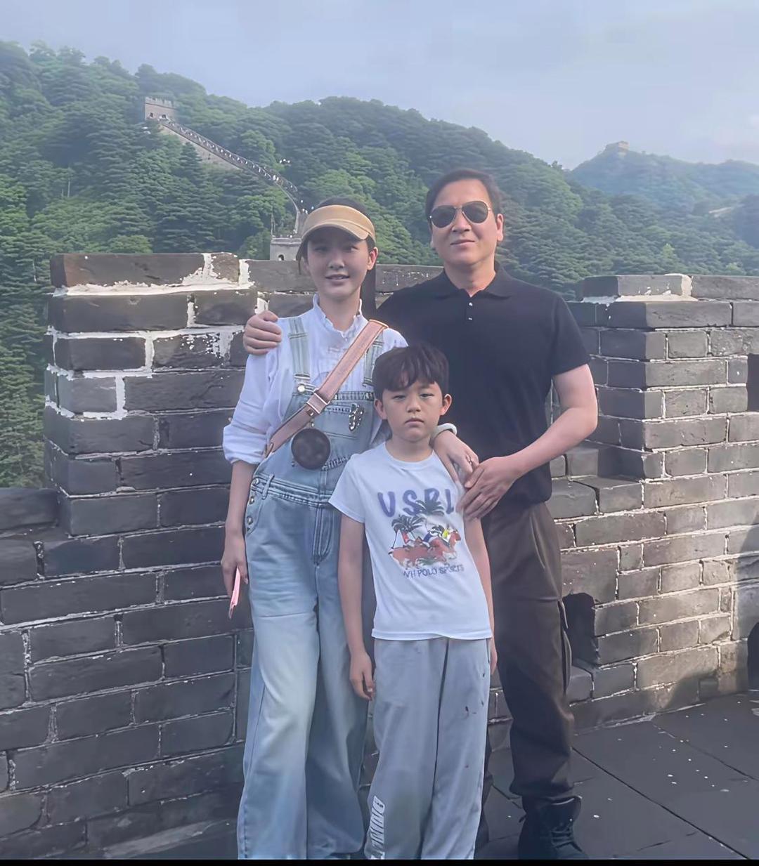 赖文峰一家三口在长城上游玩时的留影